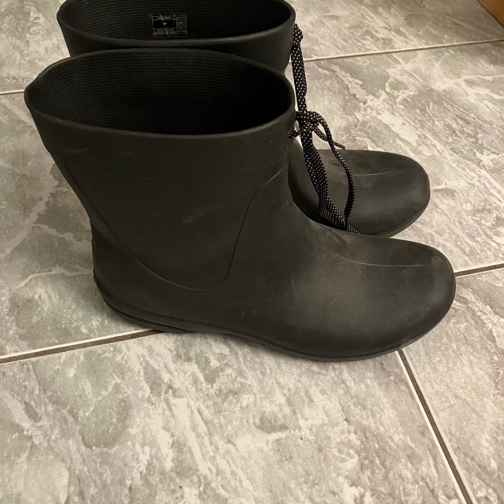 Woman’s Crocs waterproof Boots size 9